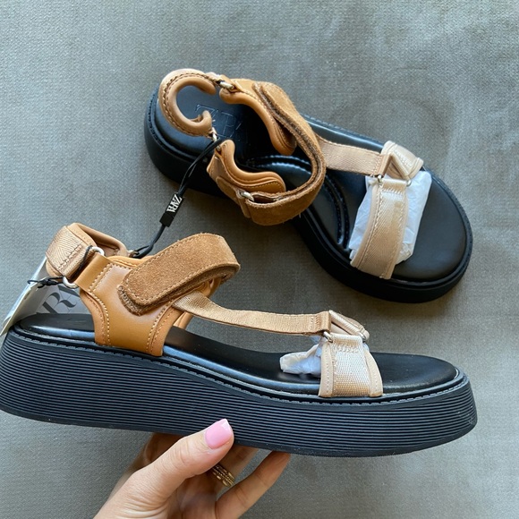 ✅SOLD✅Zara FLAT STRAPPY SANDALS - Picture 11 of 14